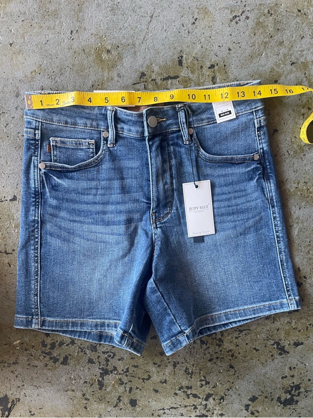 Judy Blue NWT Classic Mid-Rise Tummy Control Denim Shorts Size Medium - Picture 4 of 10